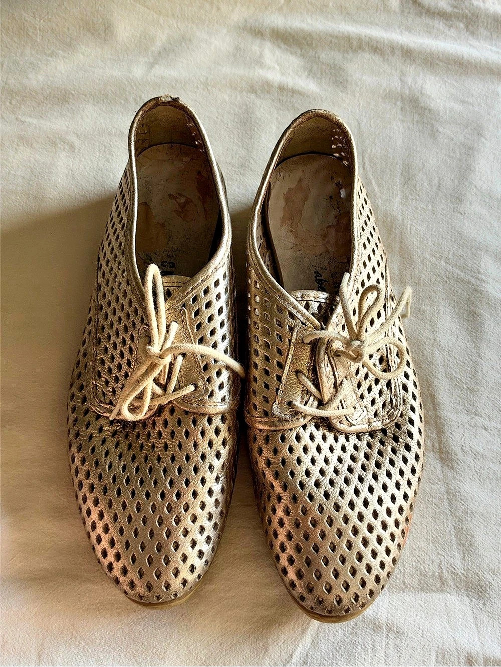 Leather Oxford Shoes Perforated Lace-Up Flats in Gold